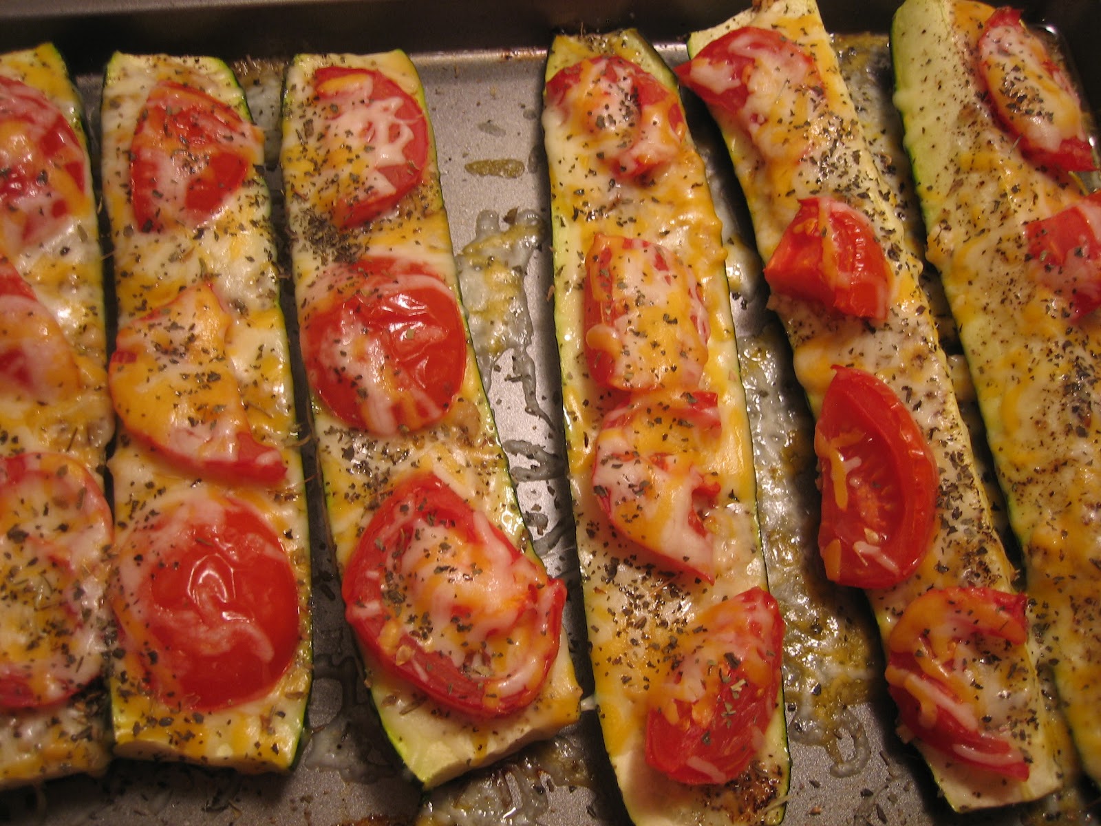Discovering the Extraordinary: Zucchini &amp;quot;pizzas&amp;quot;