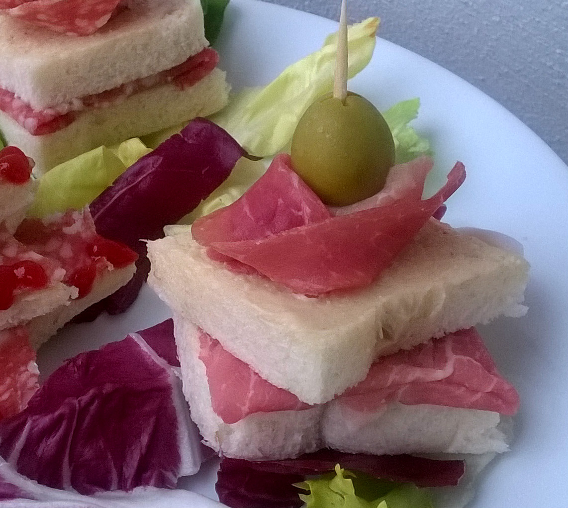 Tartine prosciutto crudo e salame (antipasti)