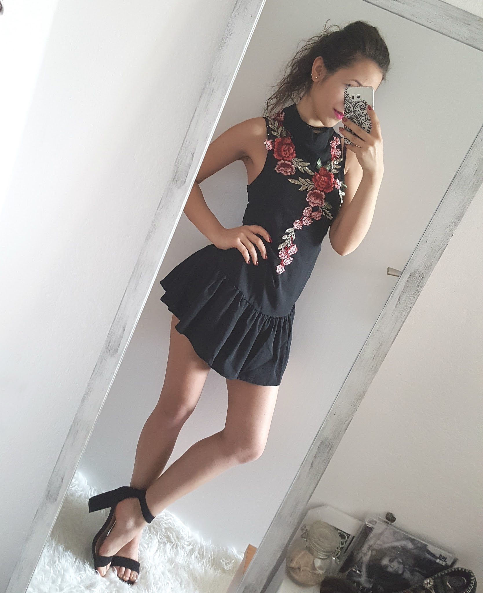 CZARNA SUKIENKA Z FALBANĄ I HAFTOWANYMI KWIATAMI