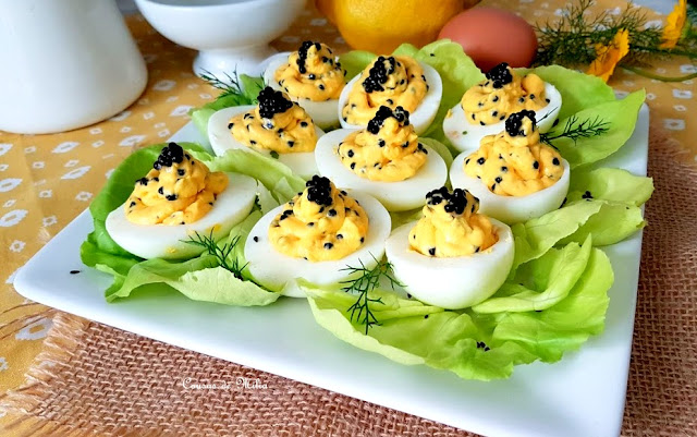Huevos rellenos de "caviar"