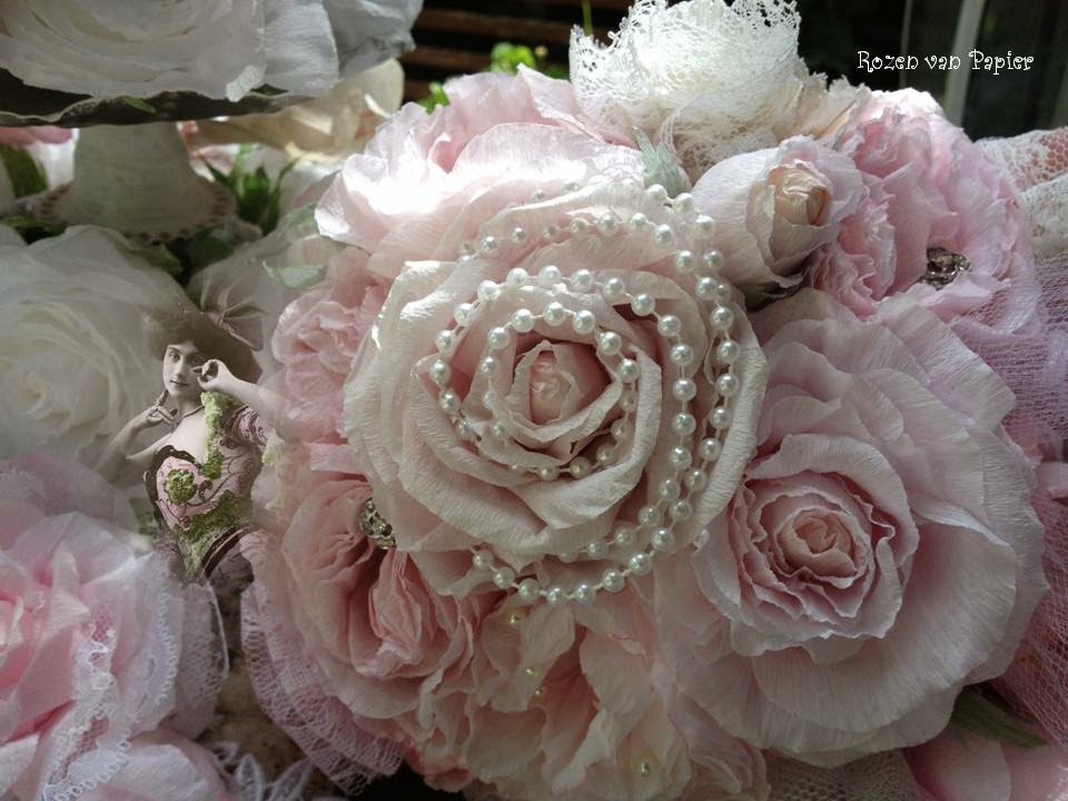 Bouquet de roses avec perles ou bijoux et dentelle