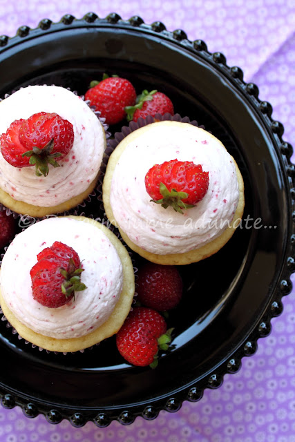 Cupcakes cu ricotta si crema de capsuni/ Ricotta cupcakes with strawberry topping