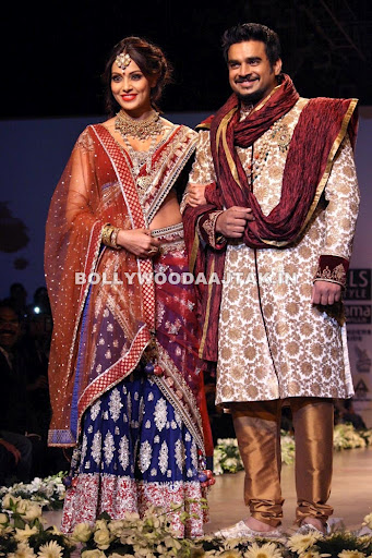 1 - Bipasha Basu and Madhavan walk for designer Rocky S show