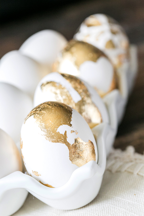 Huevos de pascua decorados en dorado