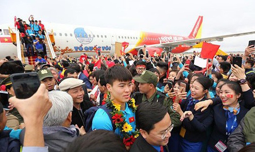Sẽ xử phạt nghiêm Vietjet Air sau "sự cố" người mẫu hở hang trên máy bay đón U23 Việt Nam