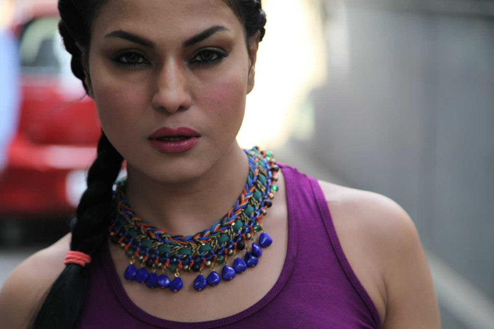 Busty Babe Veena Malik Sizzles In Purple 