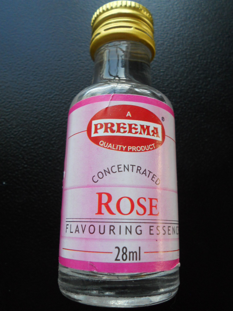 Amy's piece of cake Semla med hjärtformat lock och rose essence