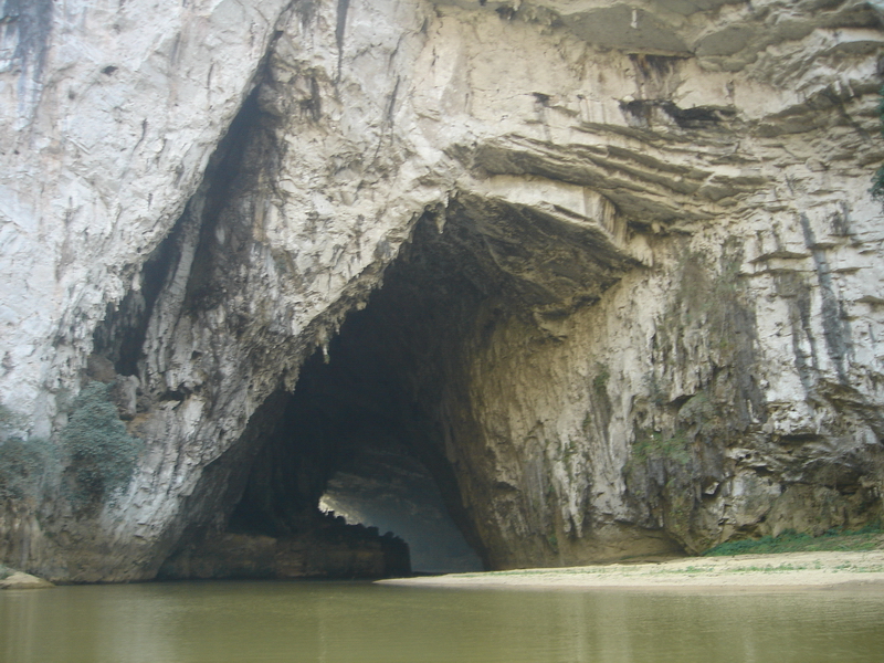 Thăm hang Puông trong vườn quốc gia Ba Bể