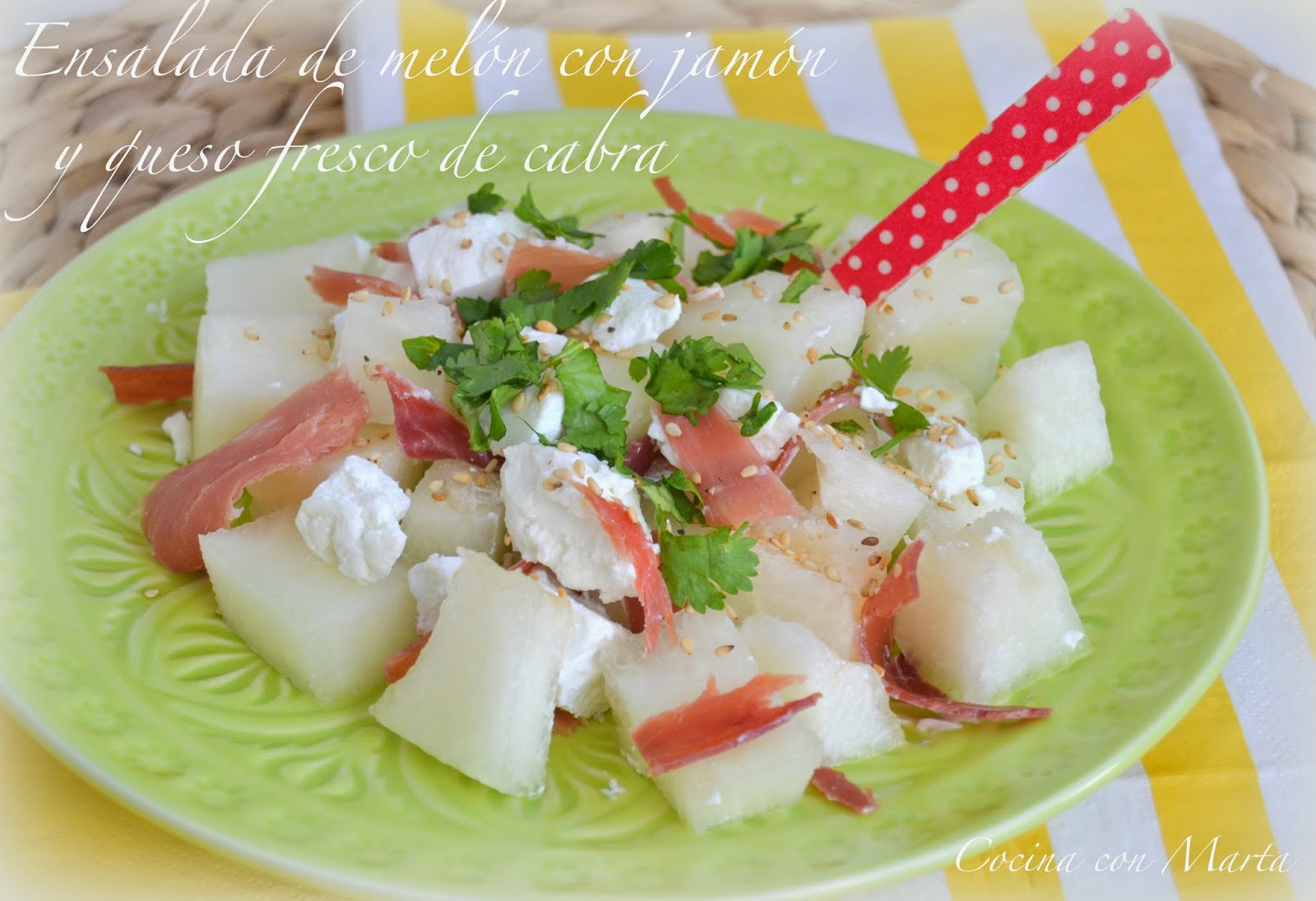 Ensalada de melón con jamón serrano y queso de cabra fresco. Receta ligera, sana y casera.