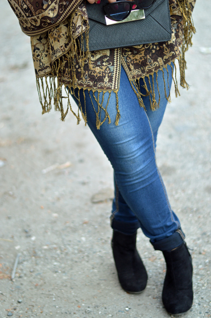 How to style a scarf as a main piece Jordanian Scarf and Zara Jeans