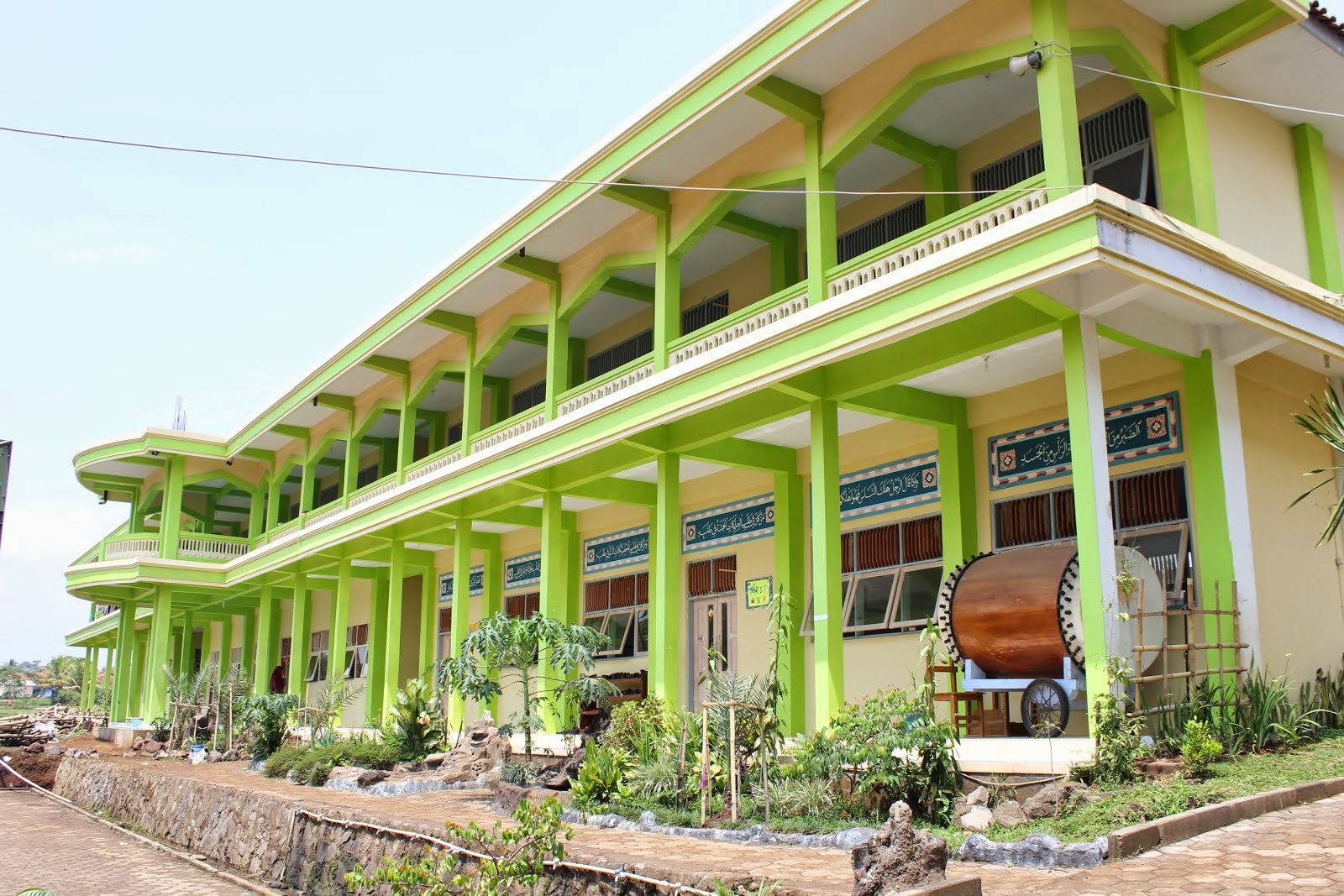 PONDOK PESANTREN RIYADLUL'ULUM WADDA'WAH CONDONG: Kerusuhan Tasikmalaya