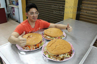 ChLo3 B4byx BloG: The Biggest Halal Burger In Malaysia!