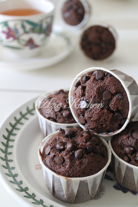 Super Easy Rich Chocolate Chips Muffin