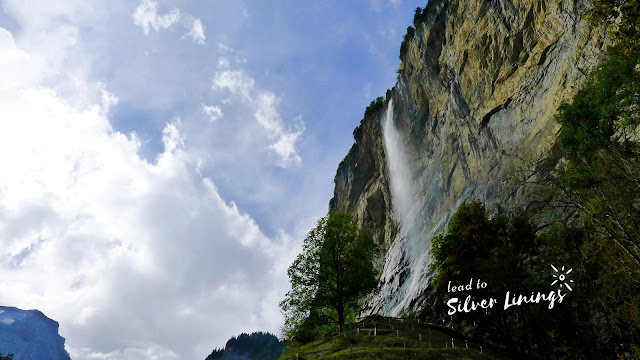 Lauterbrunnen盧達本納/瀑布鎮－到了staubbach fall瀑布的下方了