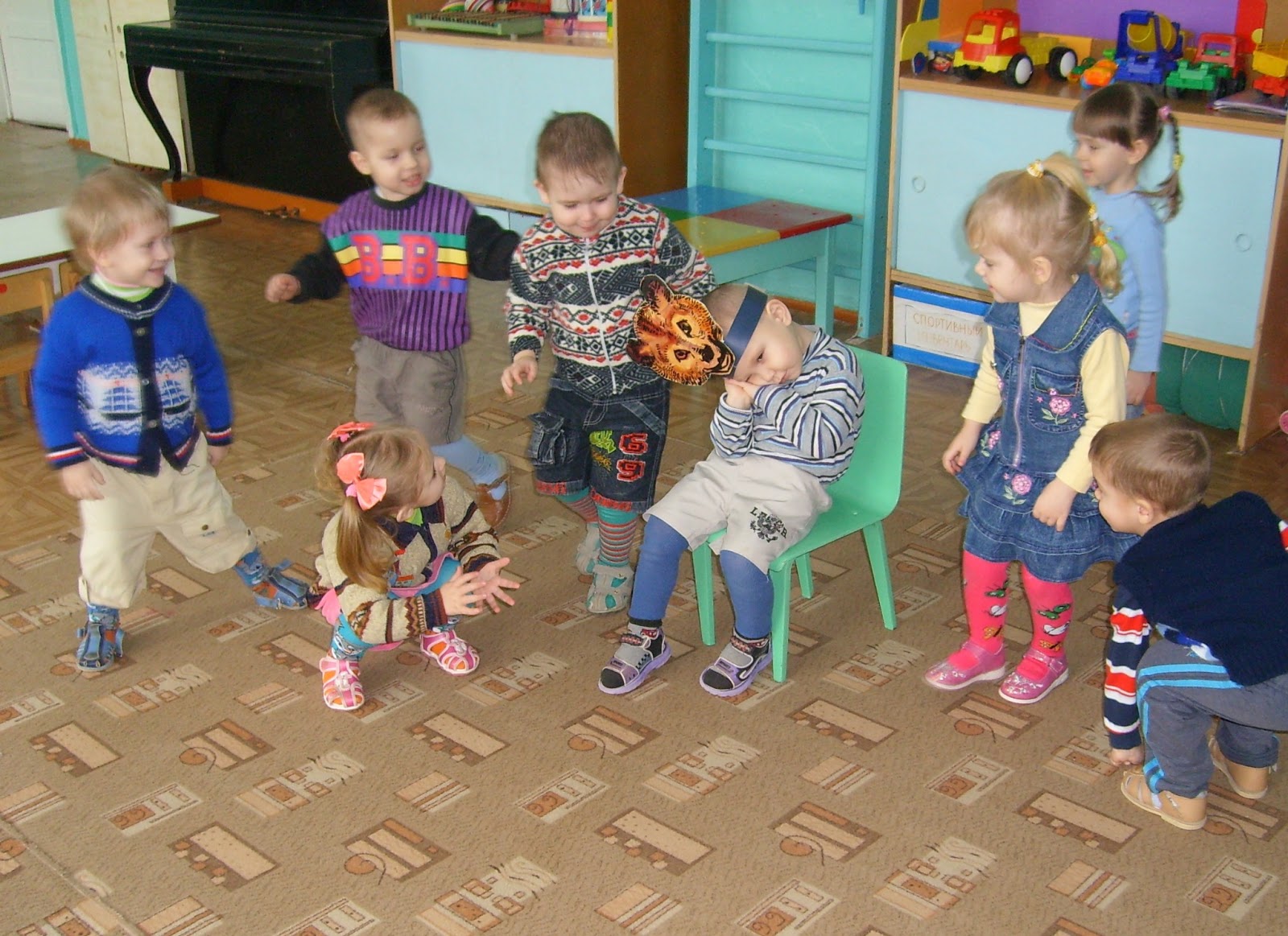 Младшая группа игра мишка. Дети младшей группы. Младшая группа в детском саду. Игры в детском саду. Дети 2 младшей группы.