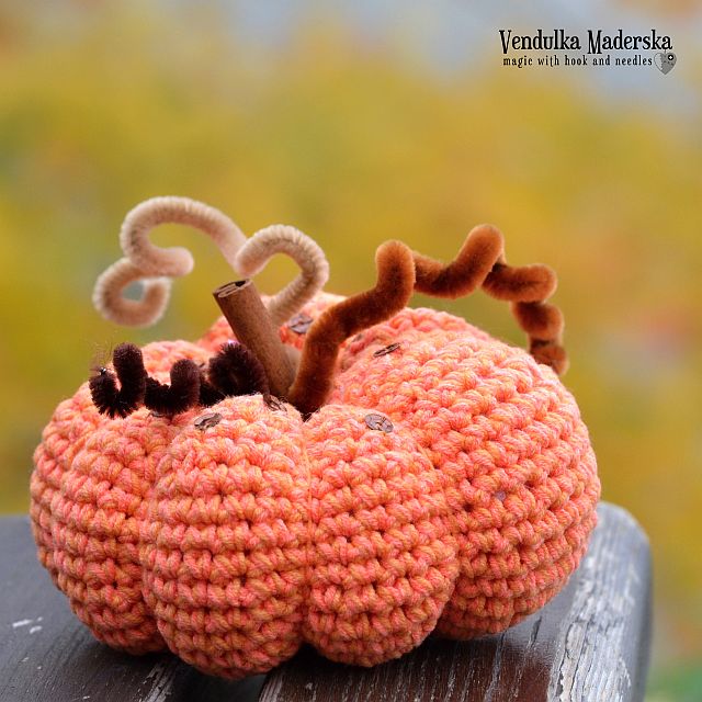 Crochet pumpkin by VendulkaM - free pattern