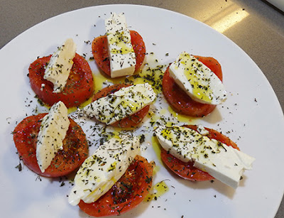 Tomate con queso fresco y albahaca