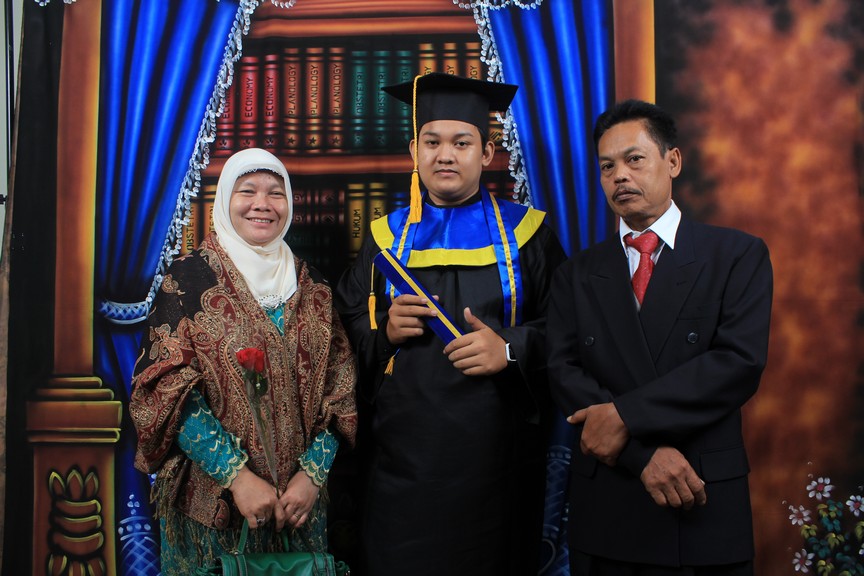 CONTOH FOTO WISUDA | Portofolio Foto Yono Maulana