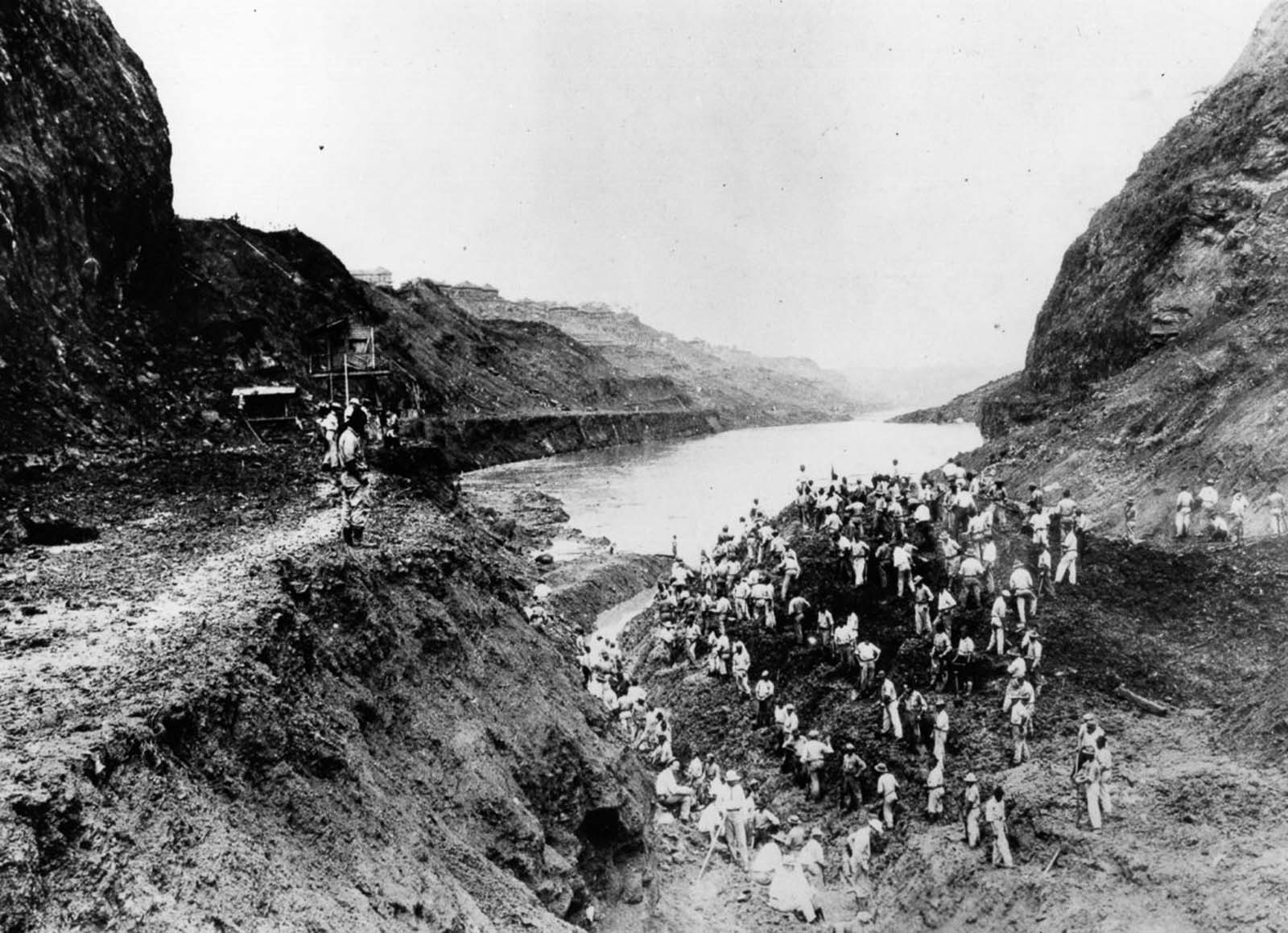 A munkavállalók a földcsuszamlás következményeivel küzdenek.  1913.