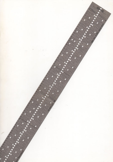 Cinta de paper perforada de 12 canals que es feia servir per programar els salts a gran velocitat de la impressora IBM 1403 (1,9 metres per segon)