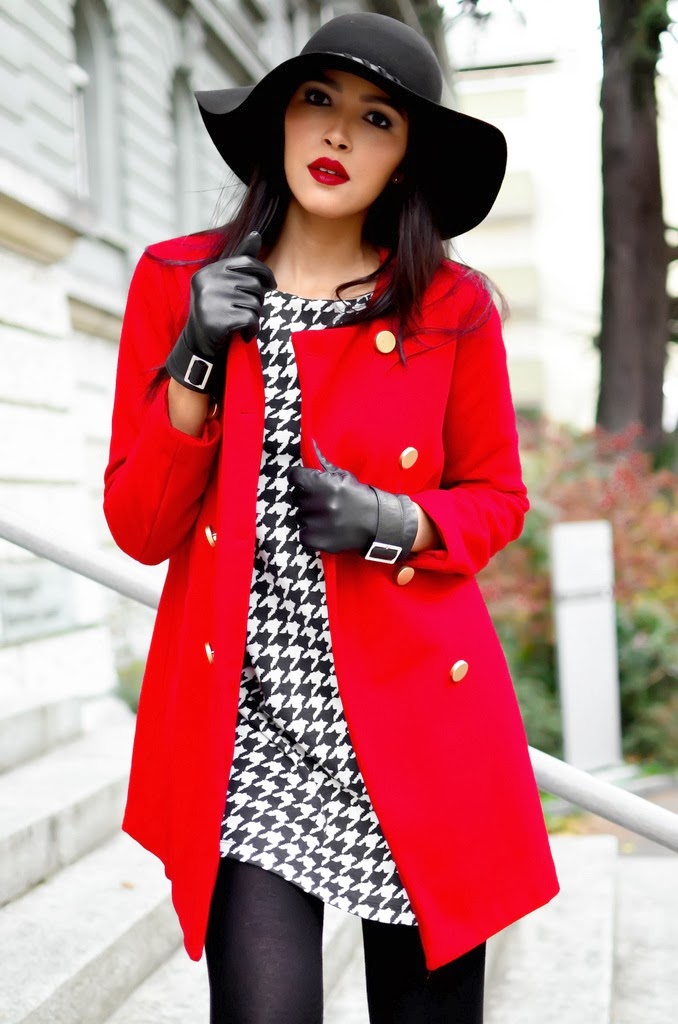Черное пальто и шляпа. Образы с красным пальто. Красное пальто. Черно красная одежда. Луки с красным пальто.