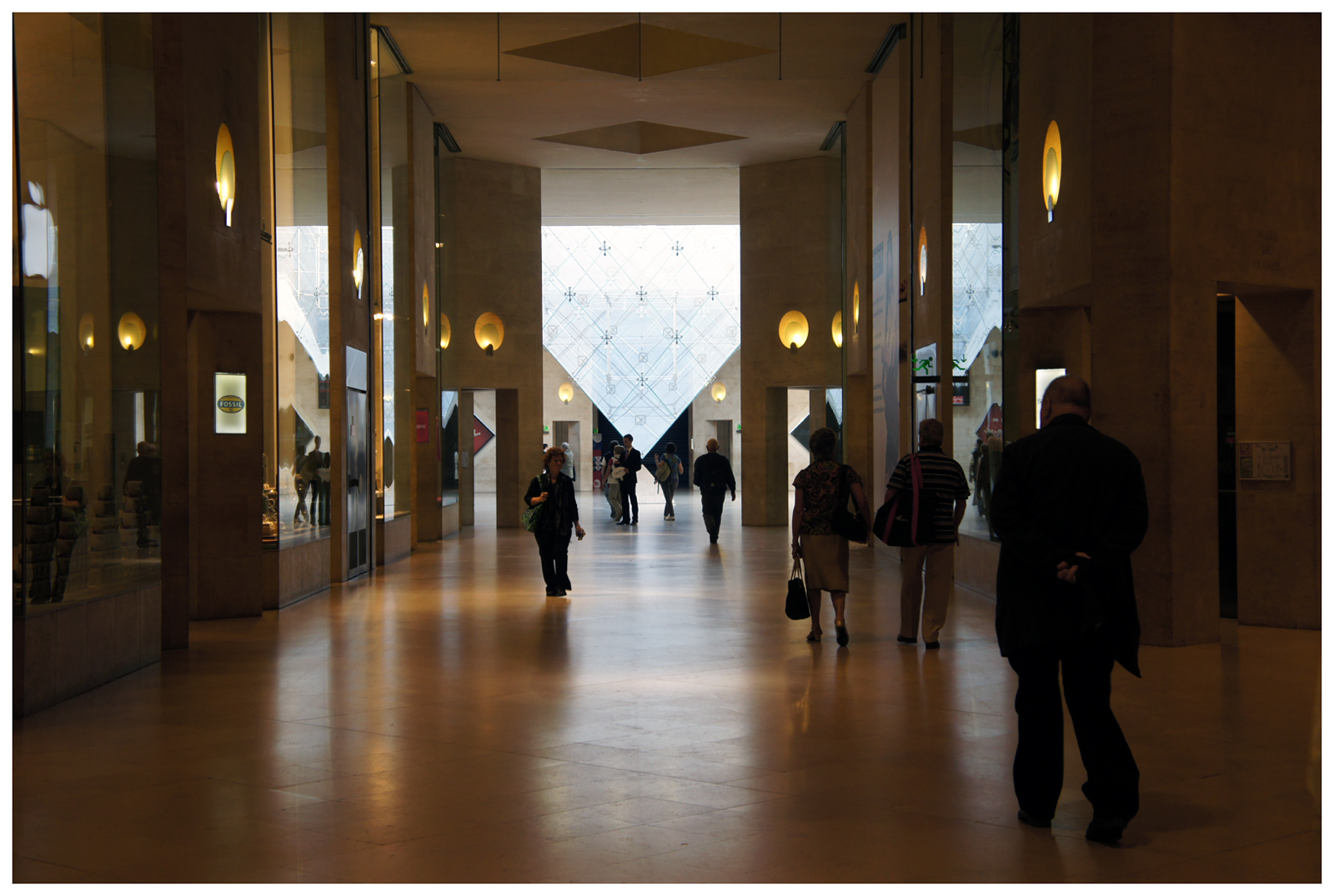 CERGIPONTIN Le Carrousel du Louvre (Paris 1er) une entrée to the