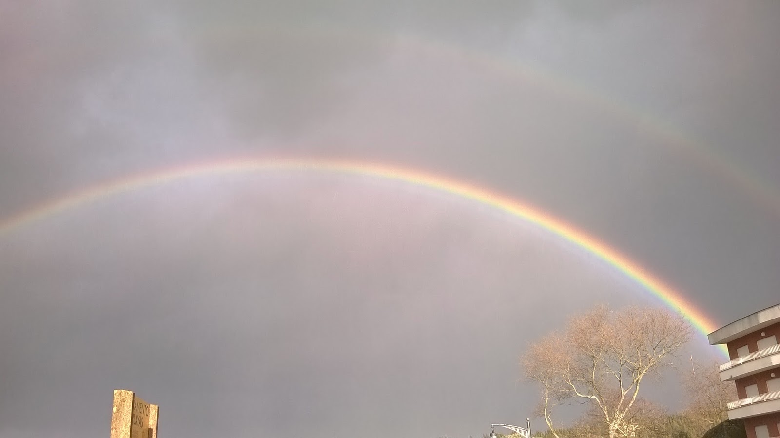 LEVANTAS LA FALDA A LA HISTORIA Y RESULTA QUE TIENE ALMA EL ARCO IRIS