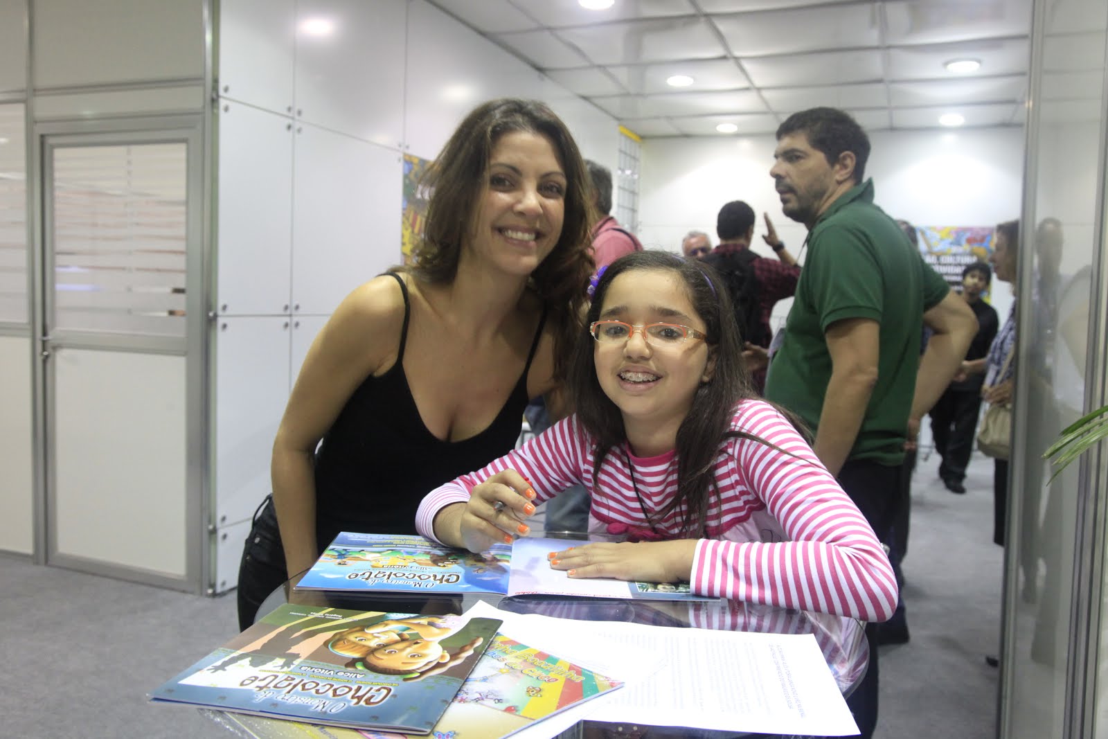 ALICE VITÓRIA, 12 ANOS, TRÊS LIVROS PUBLICADOS.