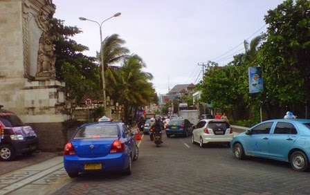 8 Jam Jalan Pantai Kuta Disterilkan dari Kendaraan