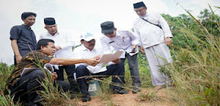 Gubernur Nurdin dan Kepala Satker Kementeriaan PU BWS Sumatera IV saat menijau Waduk Kawal Bintan.