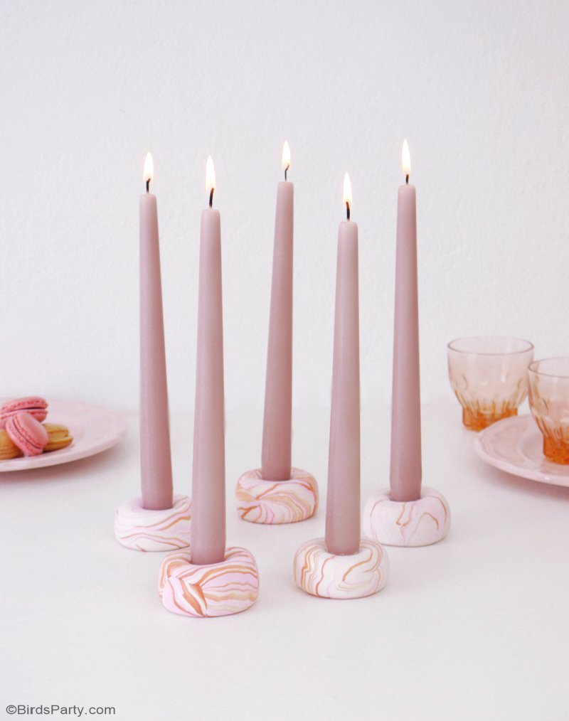 DIY Marbled Candle Holders - perfect decor for your party and dinner tables or a quick and easy handmade Christmas or hostess gift! by BIrdsParty;com @birdsparty #diy #marblecandleholder #diycarfts #diygifts #handmadegifts #polymercalycrafts #diycandle