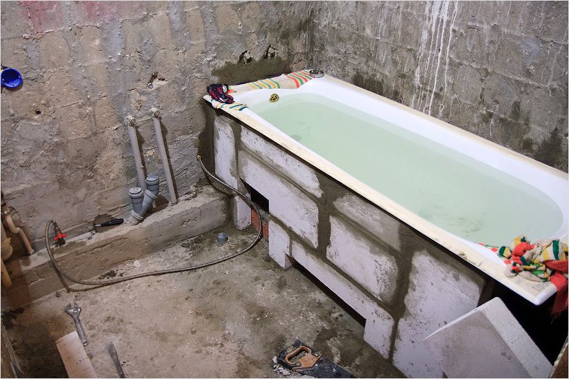 Установка ванны в ванной под плиткой. Экран для ванны. Монтаж ванны в ванной комнате. Чугунная ванна экран из плитки. Каркас под ванну из блоков.