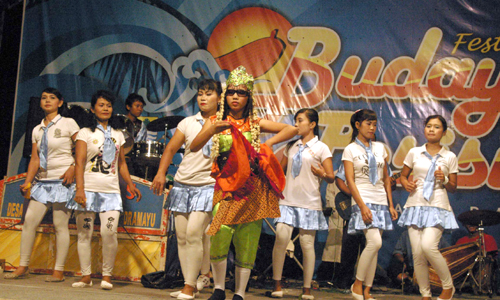 World bahasa indonesia kesenian daerah. World bahasa indonesia kesenian daerah. World bahasa indonesia kesenian daerah. Tari. Tarian mk1.