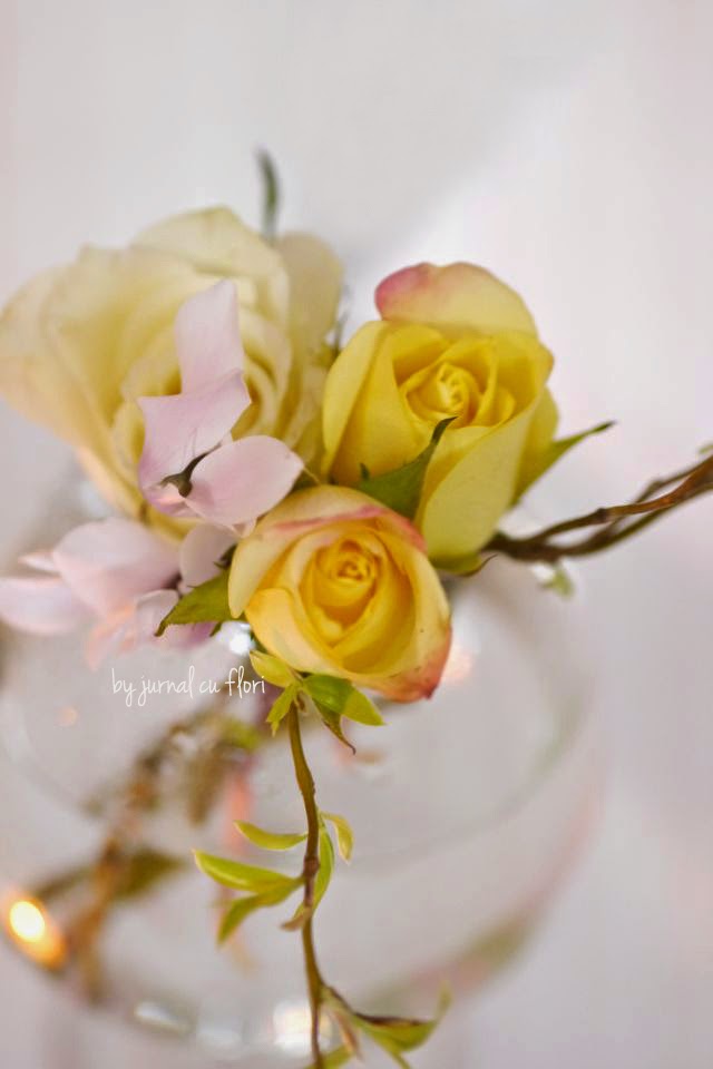 soft pastel roses bouquet  buchet de primavara cu crengi ciclamen si trandafiri pastel