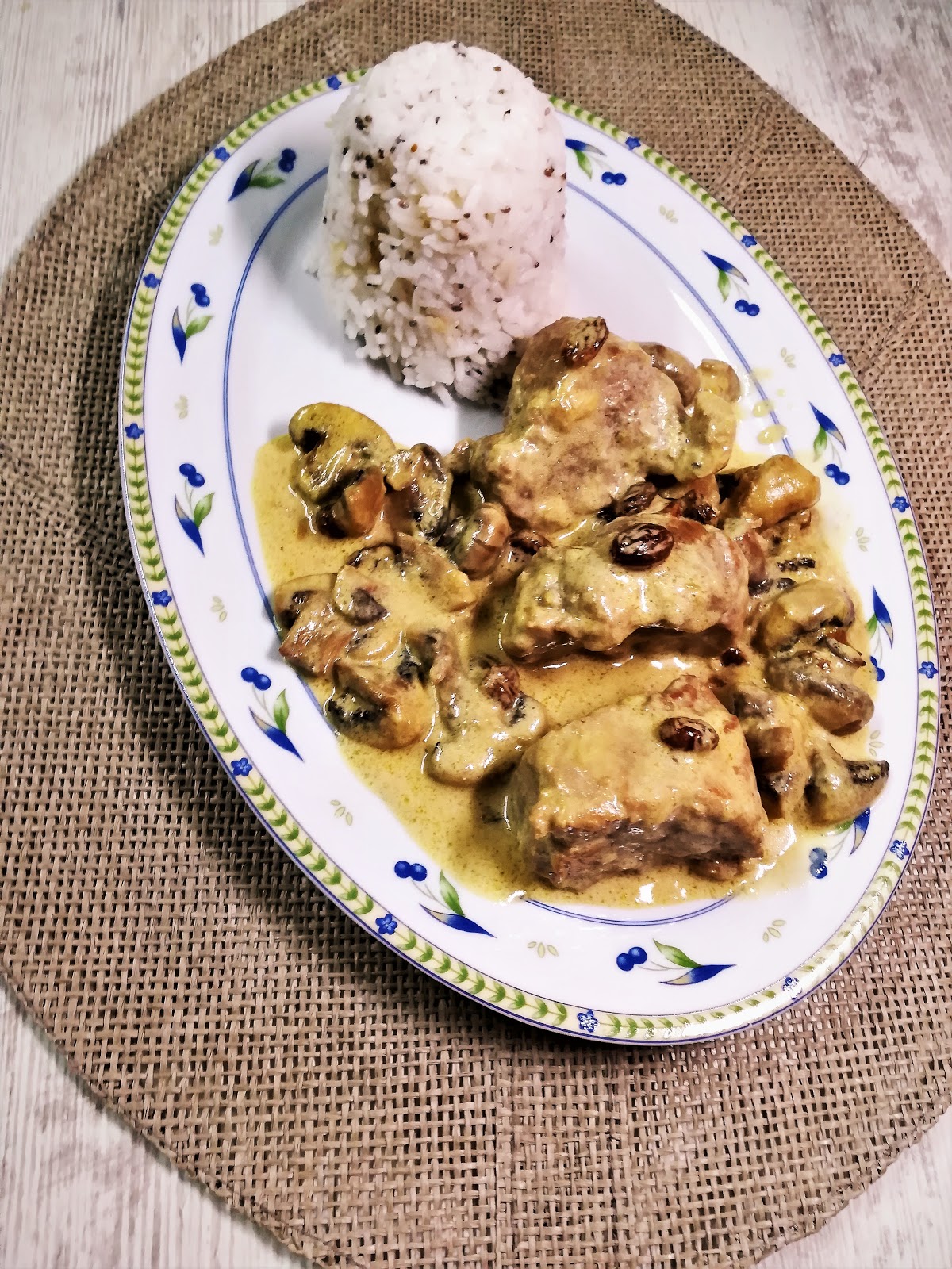 Mama lo cocina MEDALLONES DE SOLOMILLO CON PORTOBELLOS EN SALSA DE CURRY