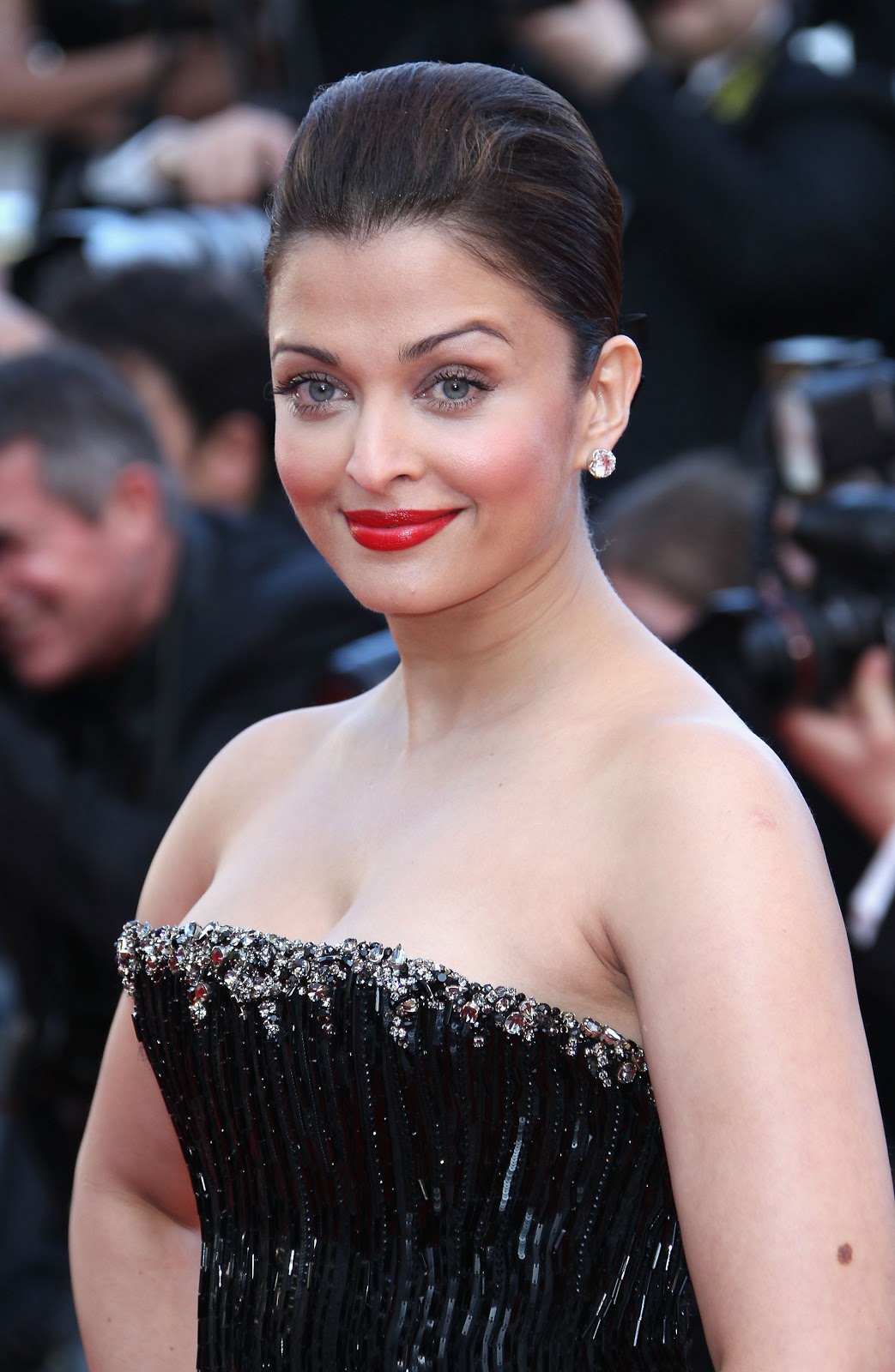 Aishwarya Rai Hottest HD Photos Ever In Black Dress At The Cannes Film Festival 2010