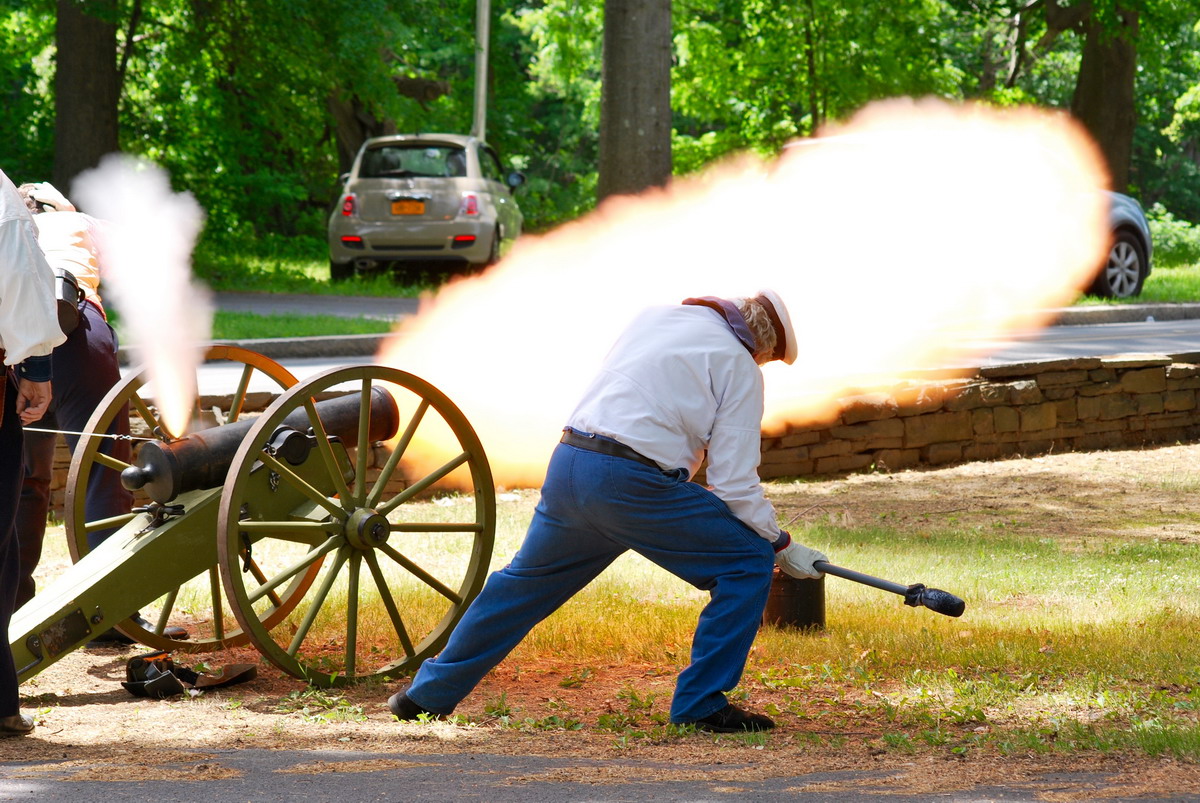 пушка они заряжают пушку. орудия заряжены. заряжающий пушки. орудия заряжены. жена пушка.