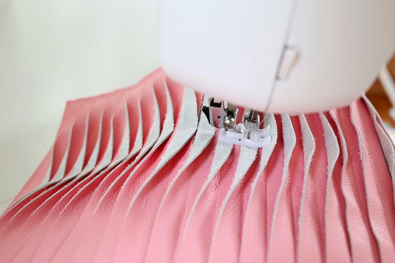 Cosiendo las tiras de piel con la máquina de coser - Diy cojín de piel3