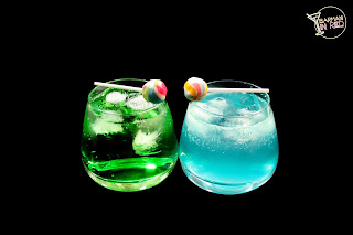cocteles demonio azul y verde barman in red