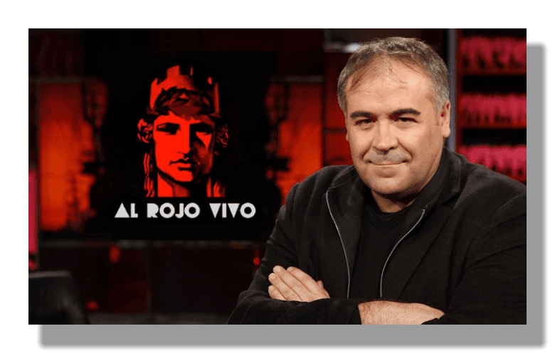 Antonio García Ferreras posando al lado del logotipo del programa de televisión Al rojo vivo