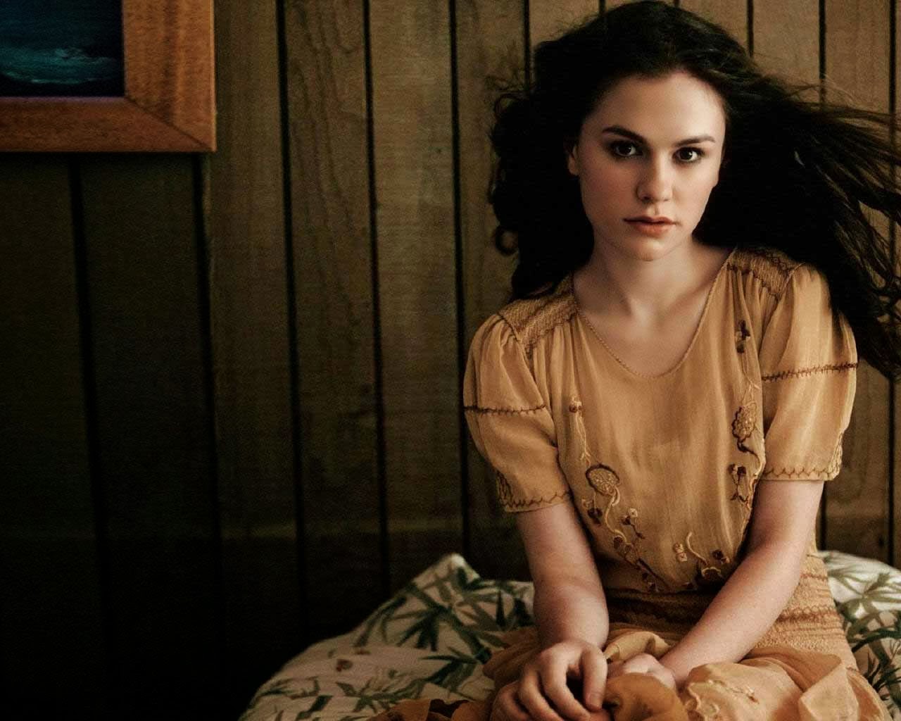 HQ Wallpapers: Anna Paquin Wallpapers