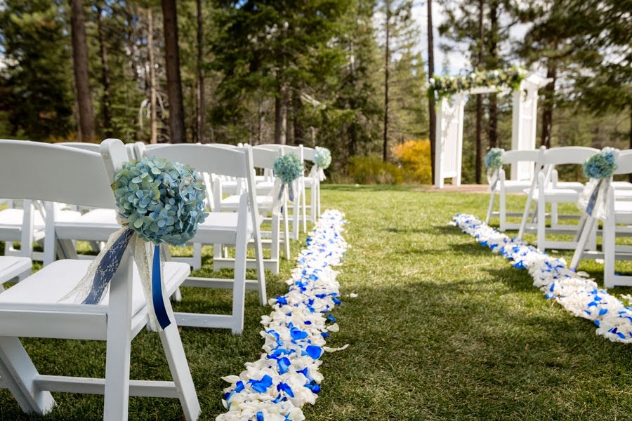 una boda de color azul