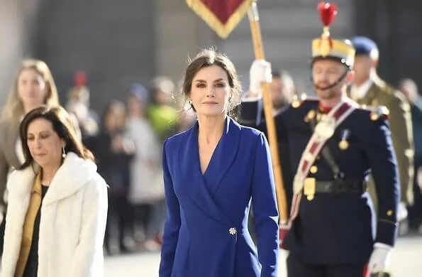 Queen Letizia wears the sapphire and diamond earrings of María de las Mercedes, Bvlgari. Queen wore a carli navy blue long dress by LoLa Li