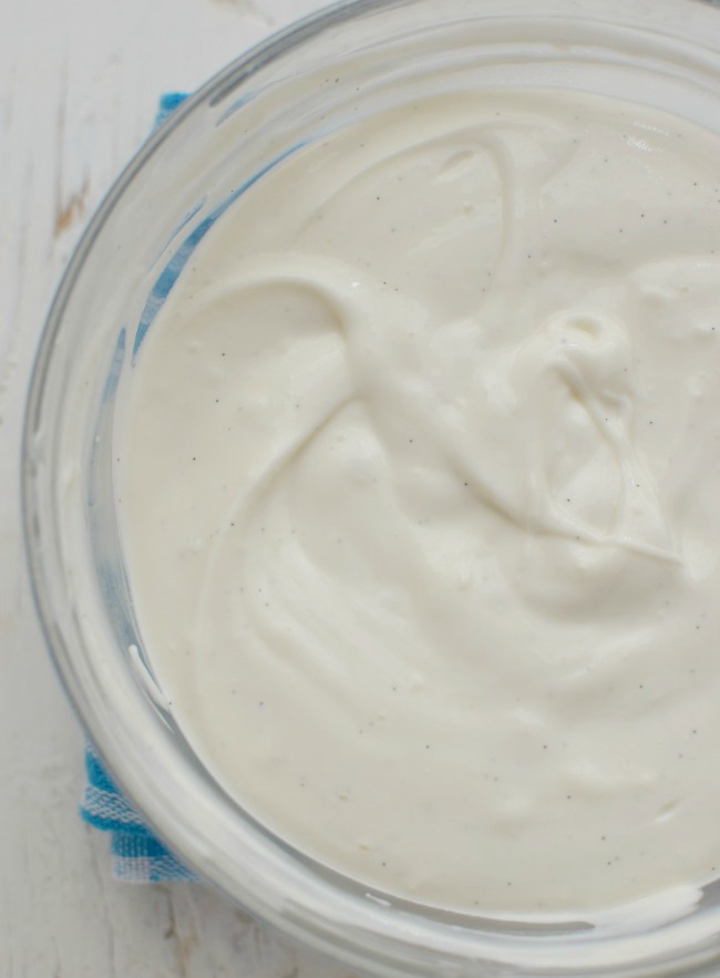 Yogurt casero estilo griego saborizado con vainilla y miel.