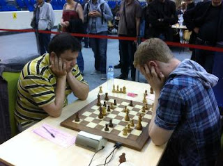 Echecs à Paris - Open Fide ronde 2 - Avec les Noirs, l'Ukrainien de Vincennes Sergey Fedorchuk l'a emporté face à Michael J R White (2339) © Chess & Strategy  