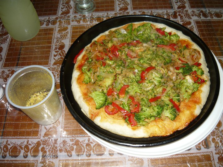 Y si tienen hambre, les invito a una deliciosa pizza vegana... (hecha por mí...)