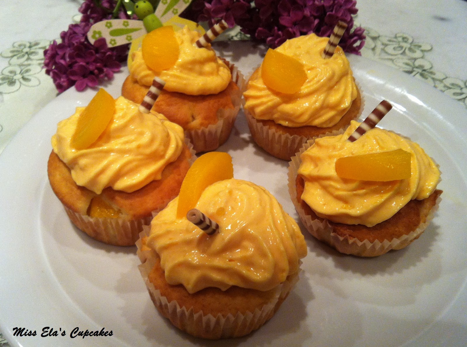 Miss Ela's Cupcakes: Pfirsich-Mandel-Cupcakes Miss Ela's Cupcakes: Pfirsich-Mandel-Cupcakes