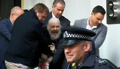 El arresto de Julian Assange atrae una feroz reacción internacional