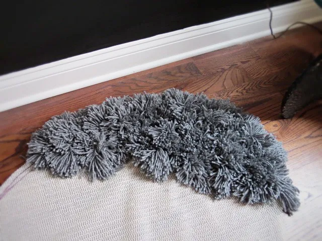 starting a diy rug with yarn