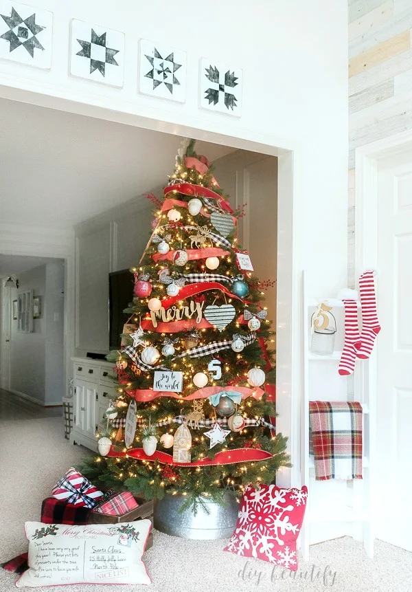 Red and White Christmas Tree - Decorating Ideas